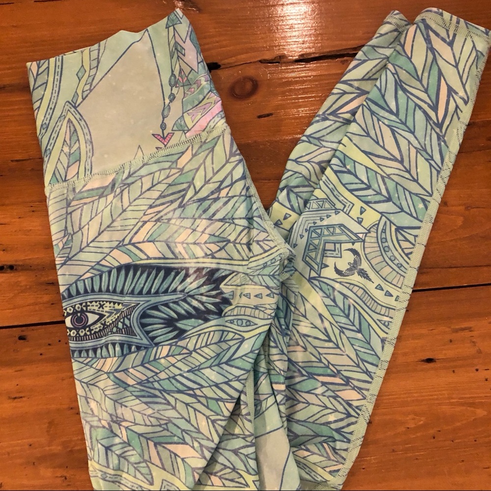 Teeki size small yoga pants
